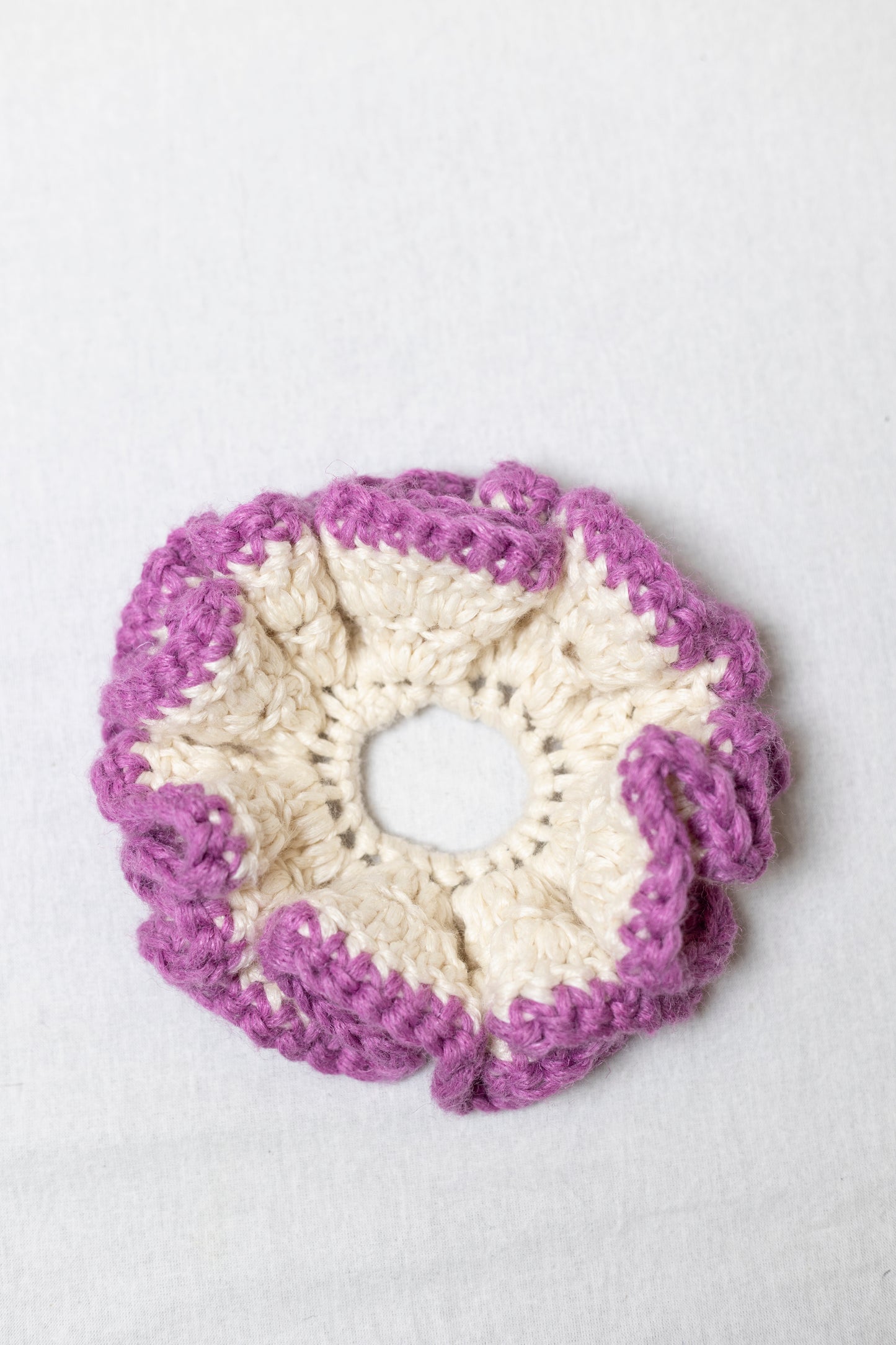 PETAL SPIRAL WHITE AND PURPLE SCRUNCHIE