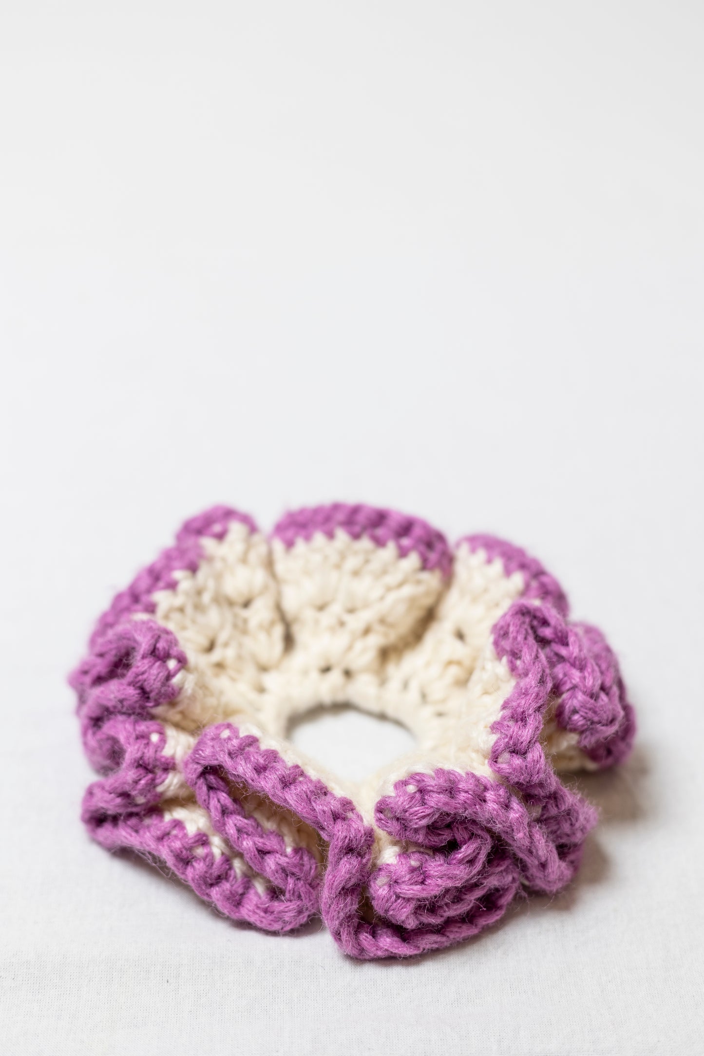 PETAL SPIRAL WHITE AND PURPLE SCRUNCHIE