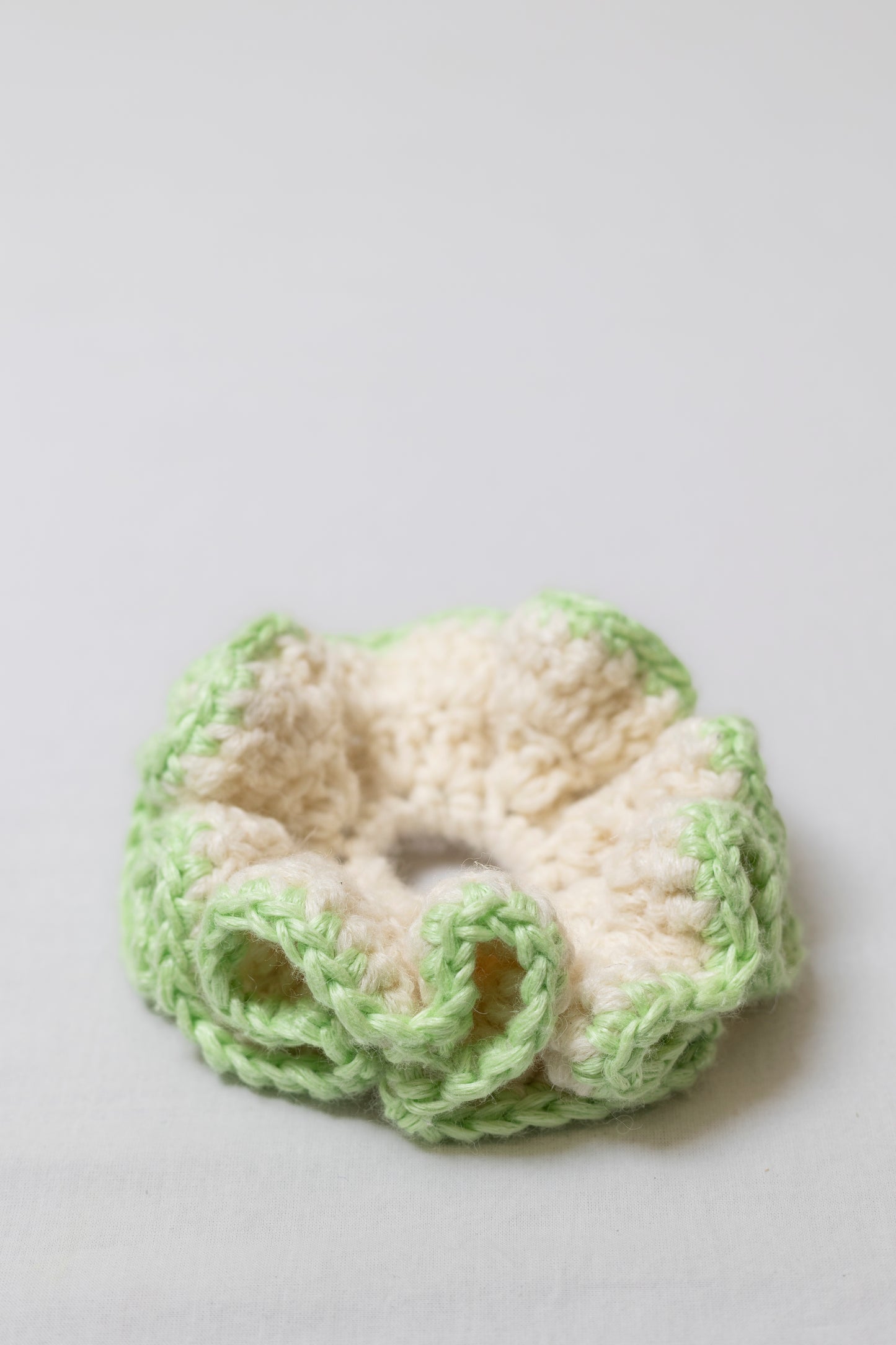 PETAL SPIRAL WHITE AND GREEN SCRUNCHIE