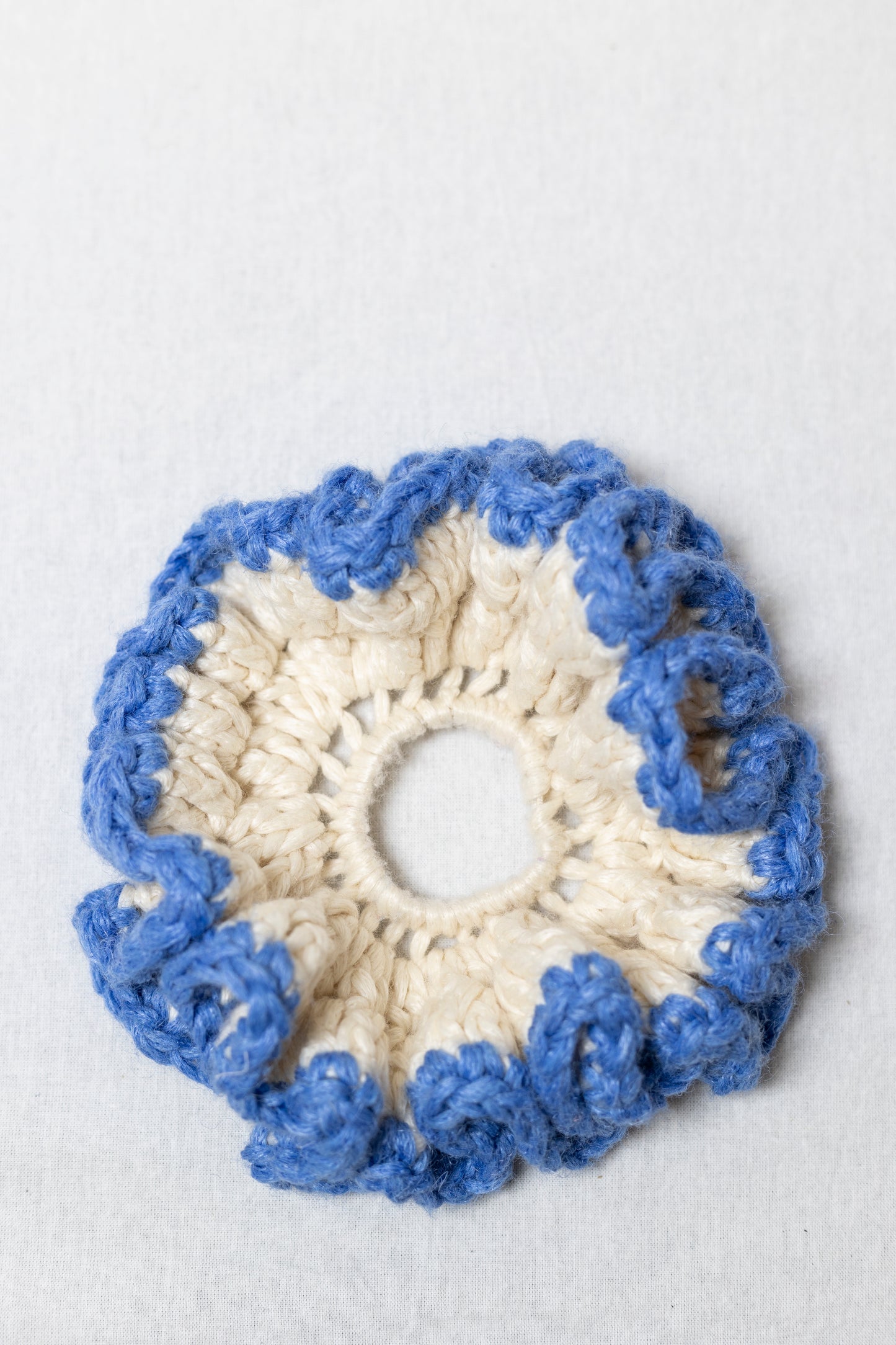 PETAL SPIRAL WHITE AND BLUE SCRUNCHIE