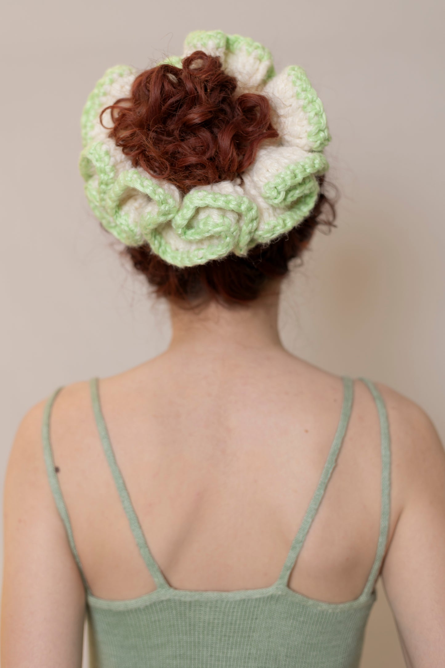 PETAL SPIRAL WHITE AND GREEN SCRUNCHIE