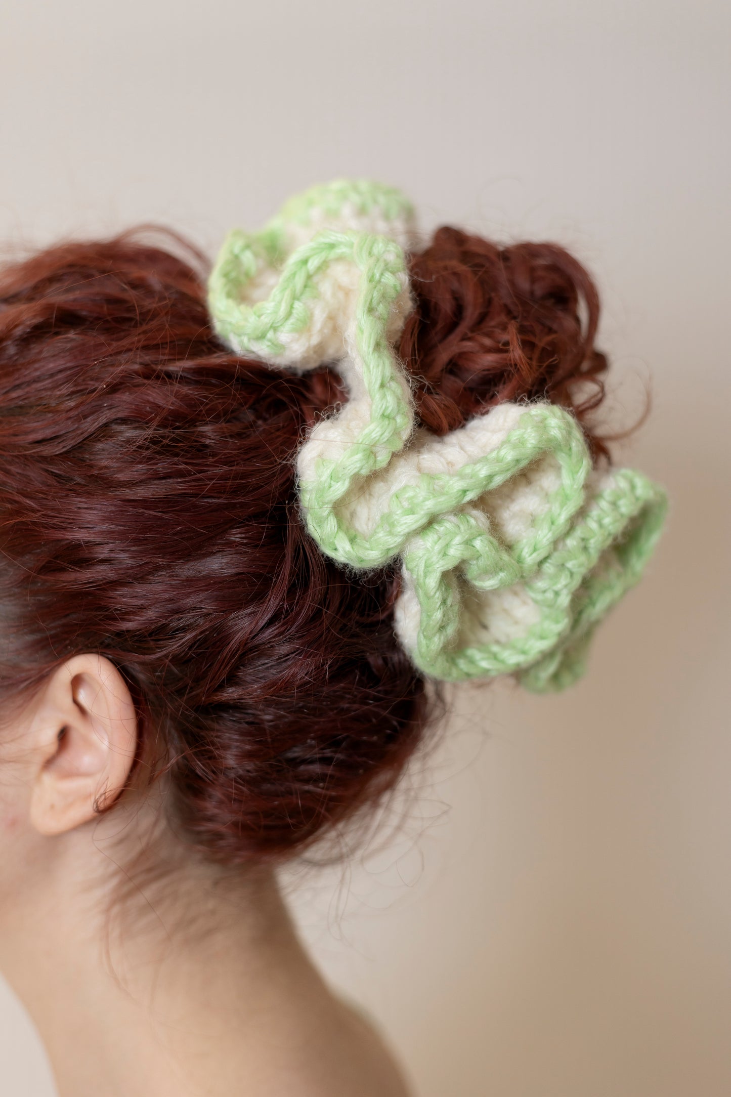 PETAL SPIRAL WHITE AND GREEN SCRUNCHIE