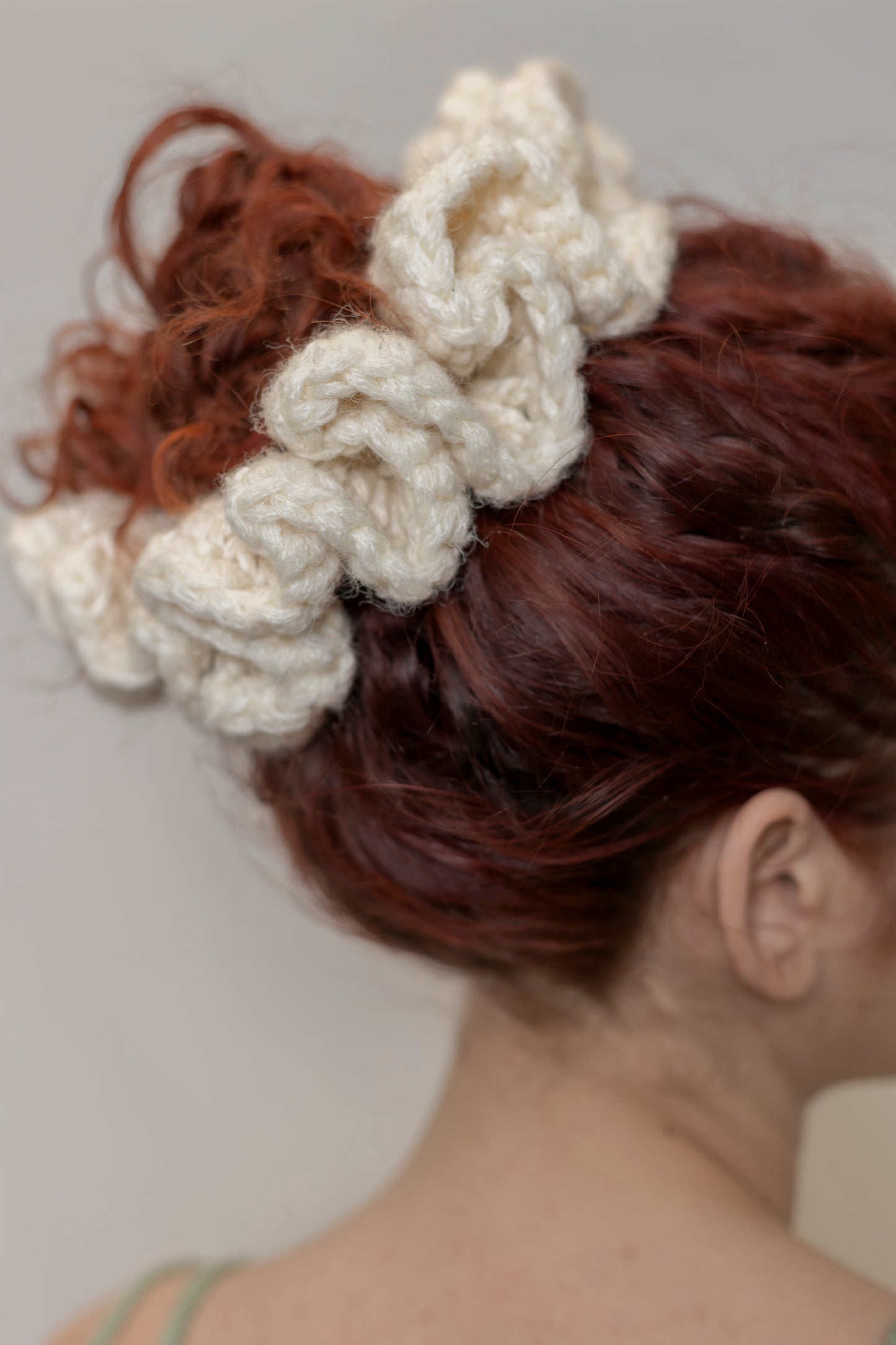 PETAL SPIRAL WHITE SCRUNCHIE