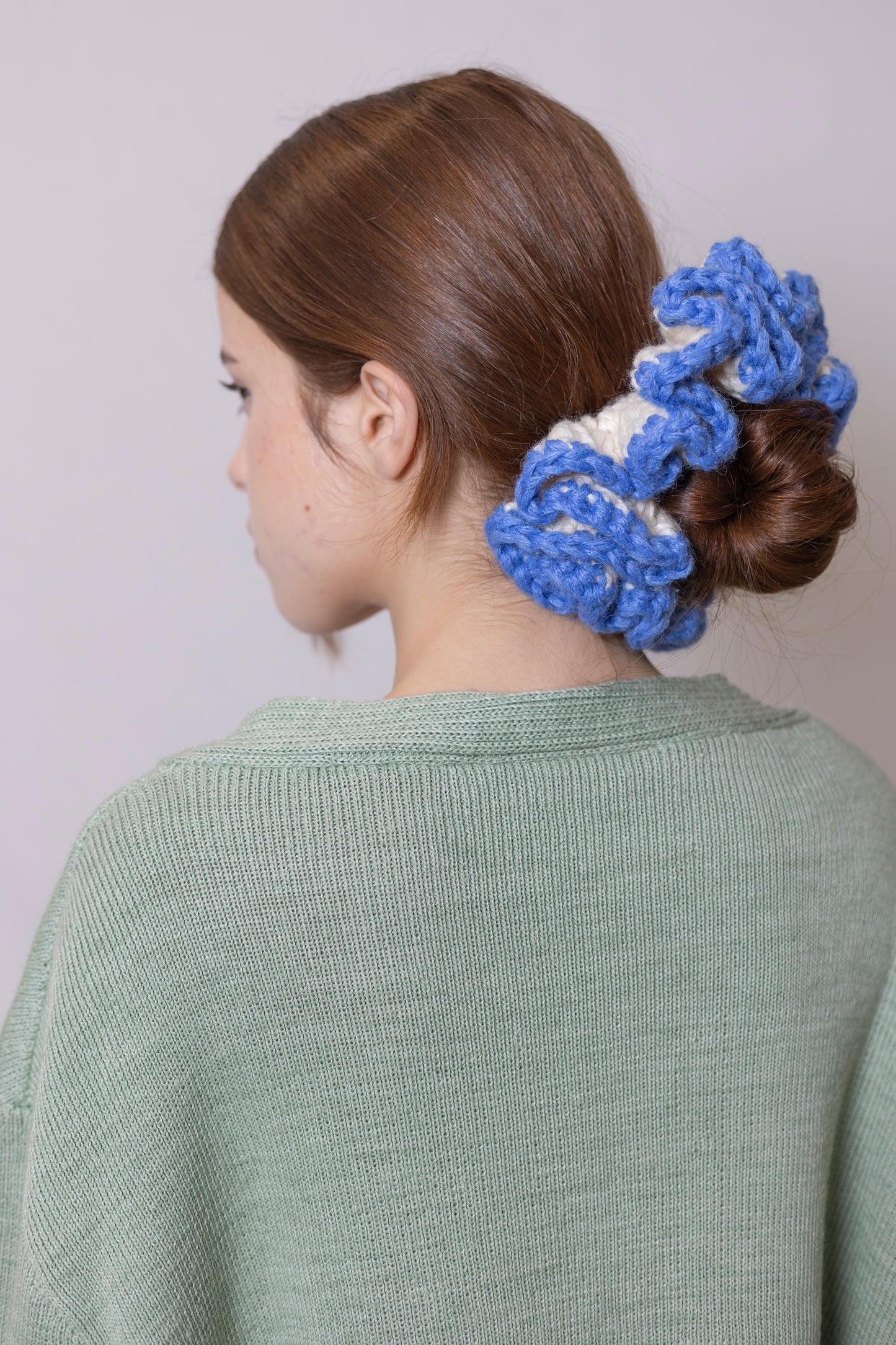 PETAL SPIRAL WHITE AND BLUE SCRUNCHIE