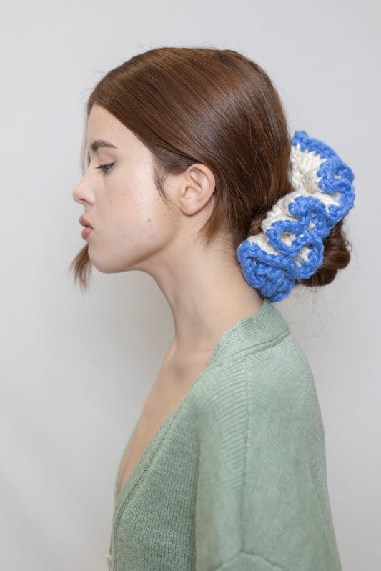 PETAL SPIRAL WHITE AND BLUE SCRUNCHIE