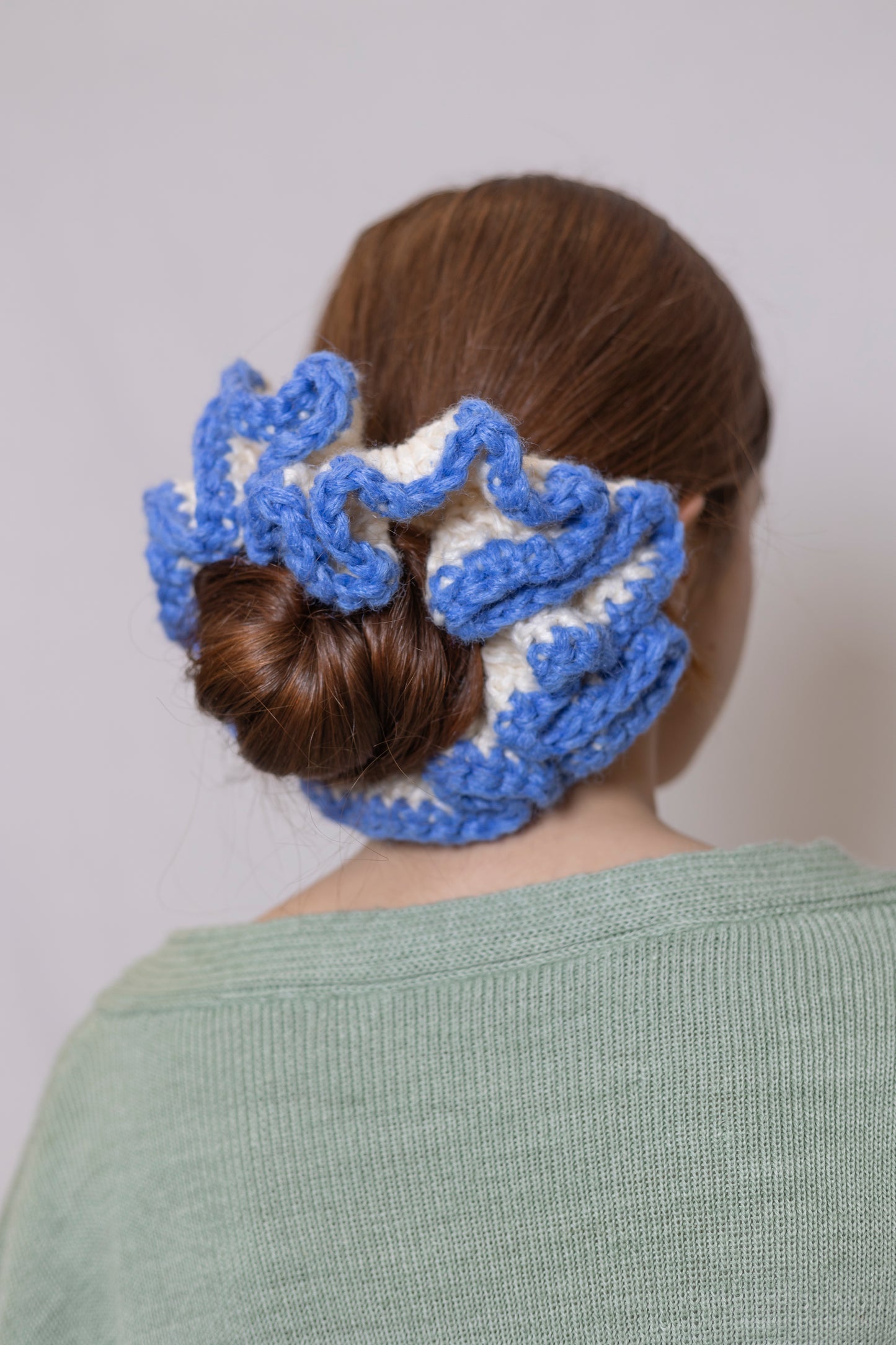 PETAL SPIRAL WHITE AND BLUE SCRUNCHIE