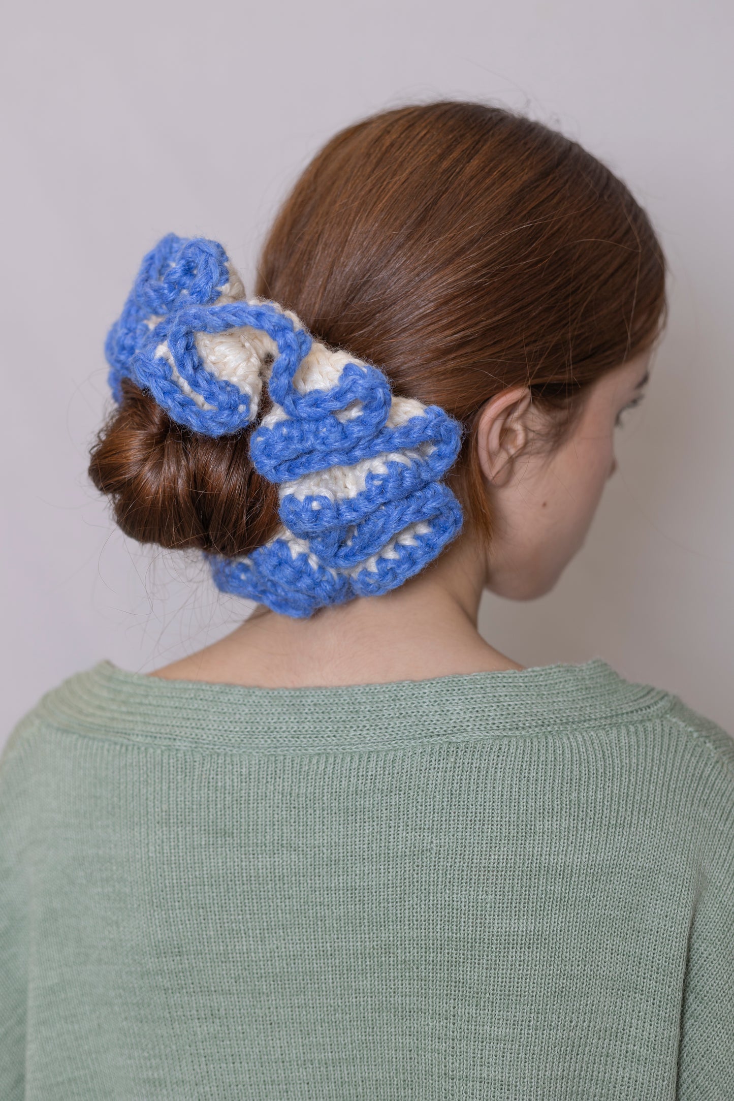 PETAL SPIRAL WHITE AND BLUE SCRUNCHIE