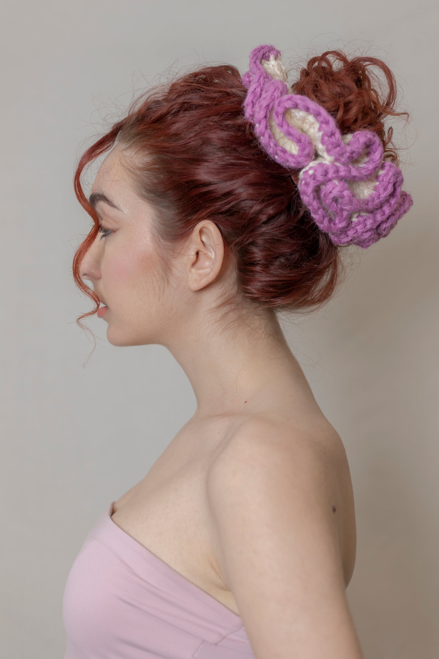 PETAL SPIRAL WHITE AND PURPLE SCRUNCHIE