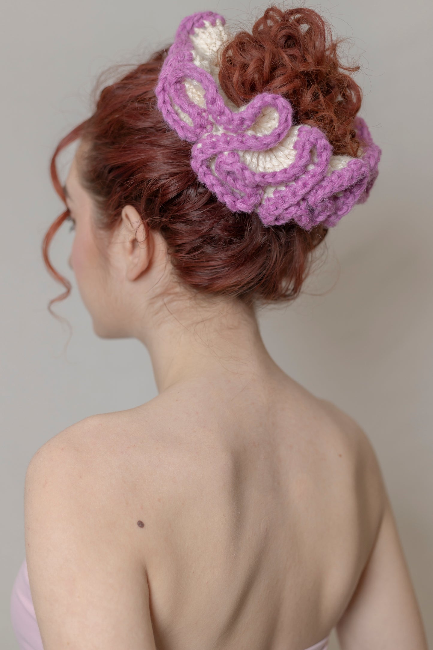 PETAL SPIRAL WHITE AND PURPLE SCRUNCHIE